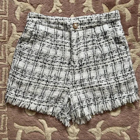 White plaid tweed shorts with fringe hem Size Small /4 26” waist - Picture 2 of 7